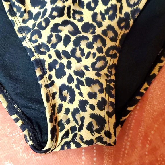 EUC Girl's 10 Marina West Leopard with Pink Ruffle & Ties Triangle 2 pc Bikini - Picture 4 of 5
